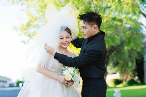 'Chồng trẻ' kém Lê Giang 17 tuổi có động thái 'khẳng định chủ quyền'