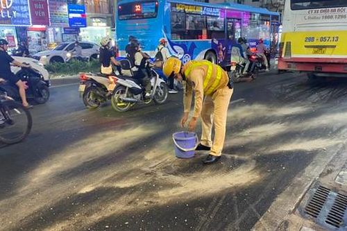 Hà Nội: Xe bus gặp sự cố chảy dầu khiến hàng loạt xe trơn trượt trên phố Cầu Giấy