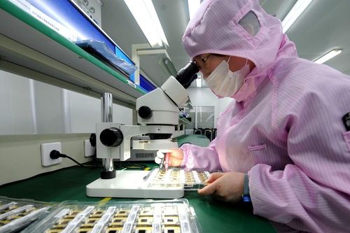 Mặc cho tình trạng dư thừa trong lĩnh vực sản xuất, loạt doanh nghiệp Trung Quốc tự tin 'làm ăn lớn' với lĩnh vực mới