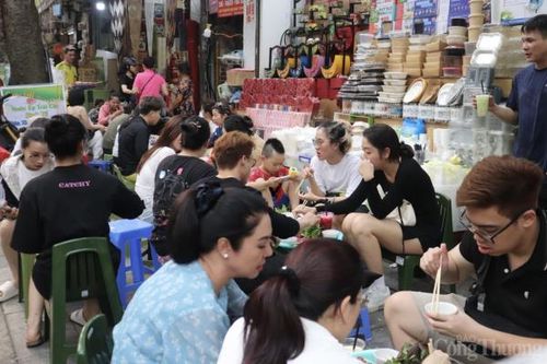Hà Nội: Món sứa đỏ đắt khách dịp đầu hè