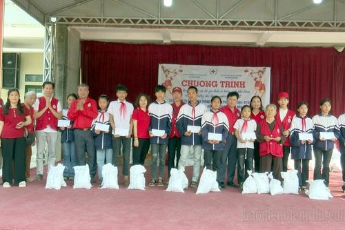 Tặng 200 suất quà cho gia đình khó khăn, học sinh nghèo vượt khó huyện Điện Biên