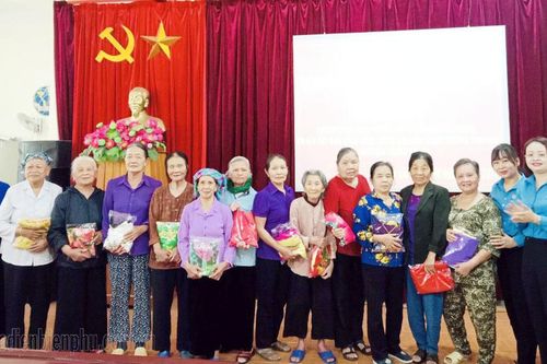 Công đoàn Viên chức tỉnh tặng quà chiến sĩ Điện Biên và TNXP huyện Tuần Giáo