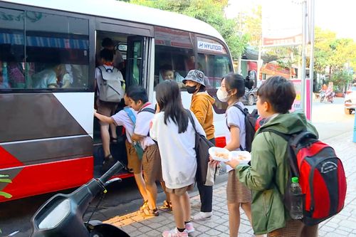 Mong sớm xây dựng trường lớp để học sinh không phải đi học nhờ