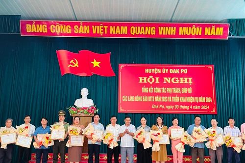 Đak Pơ: 66 cơ quan, đơn vị giúp đỡ 20 làng dân tộc thiểu số