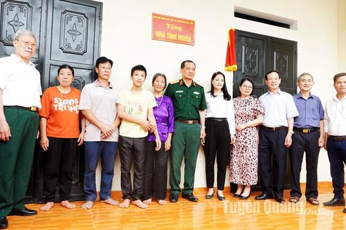 Bàn giao nhà cho nạn nhân nhiễm chất độc da cam