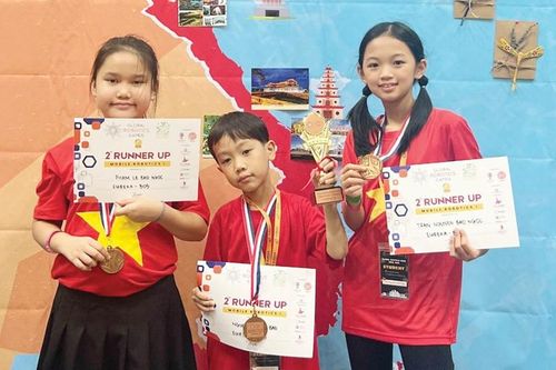 Cô học trò nhỏ đam mê robot