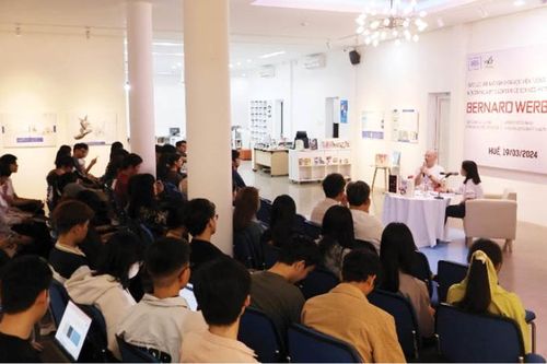Bernard chọn quán cà phê trong Đại Nội để ngồi viết sách