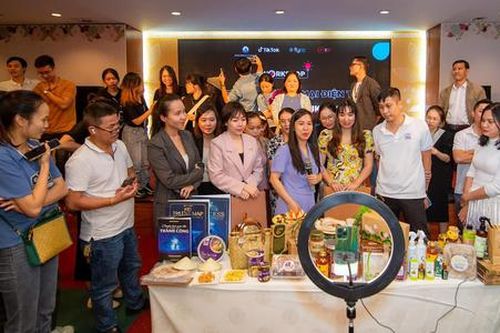 Mở chợ phiên livestream OCOP, hút doanh thu trăm tỷ đồng