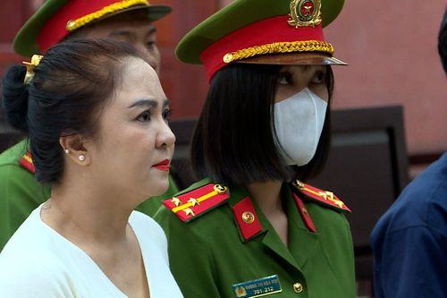 Bị cáo Đặng Anh Quân cổ vũ tinh thần, tiếp thêm ý chí cho bị cáo Nguyễn Phương Hằng