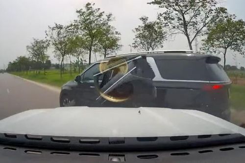 Cửa xe KIA rụng vì cú đâm từ xe quay đầu ẩu