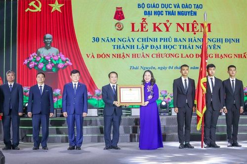 Đại học Thái Nguyên đón nhận Huân chương Lao động hạng Nhất