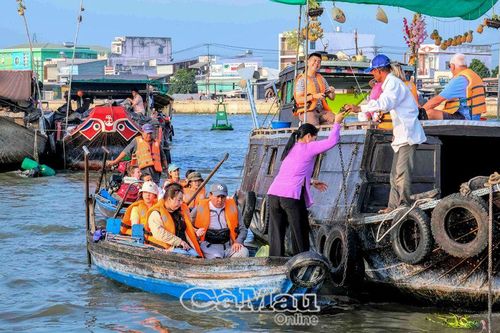 Ðể du lịch 'đất Chín Rồng' cất cánh