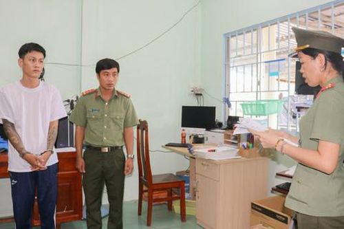 Từ tin báo của người dân, bắt đối tượng tàng trữ 1 khẩu súng và 6 viên đạn