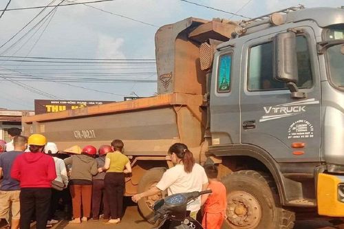 Xe máy va chạm xe tải, bé trai 8 tuổi ở Đắk Lắk chết thương tâm