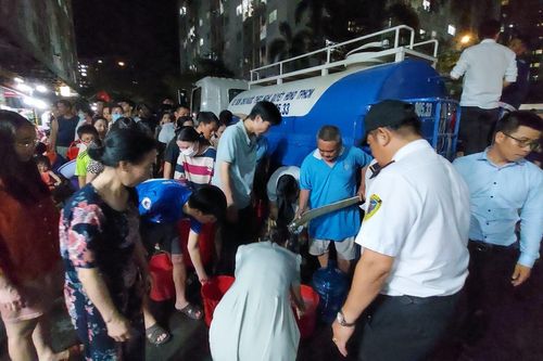 Người dân ở TP Thủ Đức trắng đêm mang xô, chậu chờ hứng nước