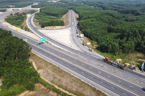 Ngày đầu cấm xe tải nặng tại cao tốc Cam Lộ-La Sơn: Nhiều xe phải quay đầu