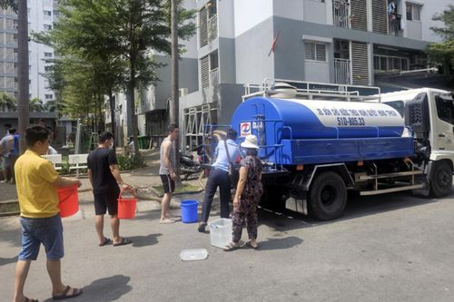 Sau một đêm xếp hàng hứng nước, chung cư ở TP Thủ Đức được cấp nước trở lại