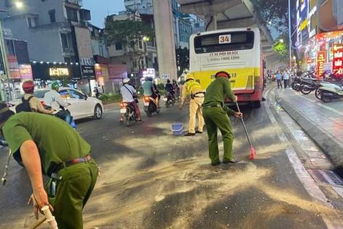 Nhanh chóng xử lý vết dầu loang trên đường làm nhiều người trượt ngã