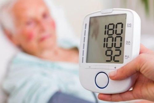 Đo huyết áp thấy tăng huyết áp đột ngột, cần xử lý thế nào để an toàn và đúng cách