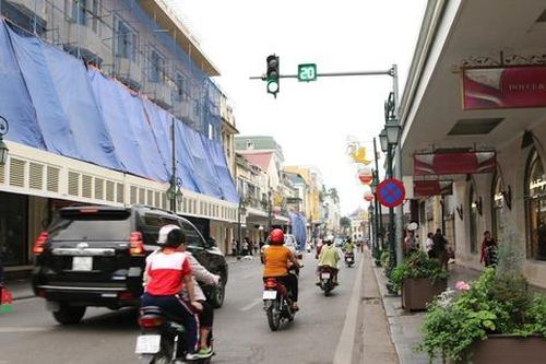 Hà Nội: Công nhân tất bật thi công, phố Tràng Tiền chuẩn bị 'thay áo mới'