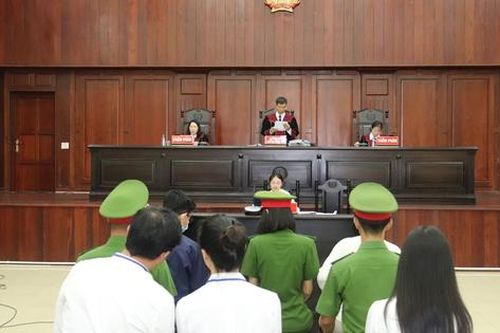 Bà Đinh Thị Lan yêu cầu bà Nguyễn Phương Hằng bồi thường hơn 3 tỉ