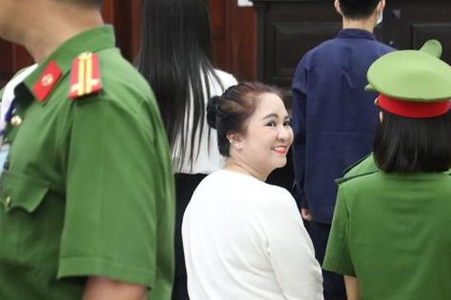 Nguyễn Phương Hằng khóc xin giảm án dù chỉ 1 ngày