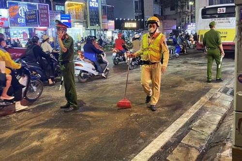 Xe buýt tràn dầu giữa đường, CSGT rải cát tránh người dân 'vồ ếch'