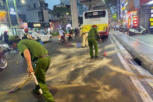 Cảnh sát nhanh chóng xử lý vết dầu loang do ô tô buýt sập hố ga