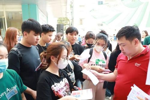 'Siết' học sinh, sinh viên làm thêm: Như thế nào là hợp lý?