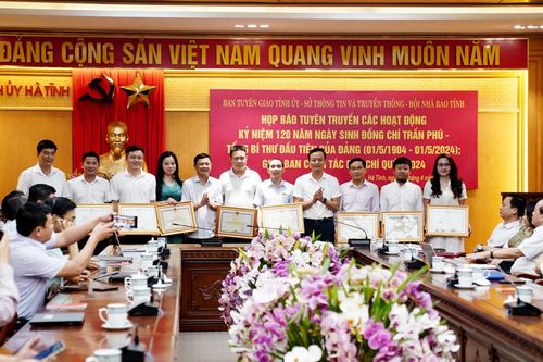 Văn phòng đại diện Báo Đại Đoàn Kết được Chủ tịch UBND tỉnh Hà Tĩnh tặng Bằng khen