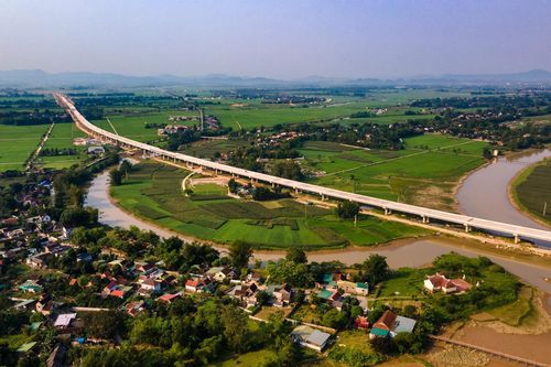Ngắm cây cầu dài nhất tuyến cao tốc Bắc - Nam sắp hoàn thành