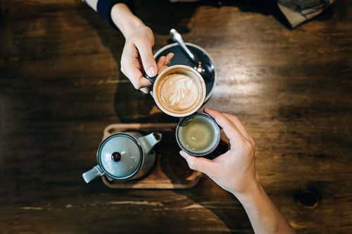 Khoa học và nghệ thuật về hai thức uống phổ biến nhất thế giới