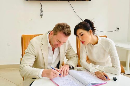 Minh Tú và bạn trai Tây đăng ký kết hôn