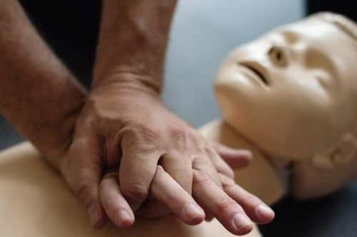 Điều cấp thiết nên làm khi sơ cứu người gặp tai nạn
