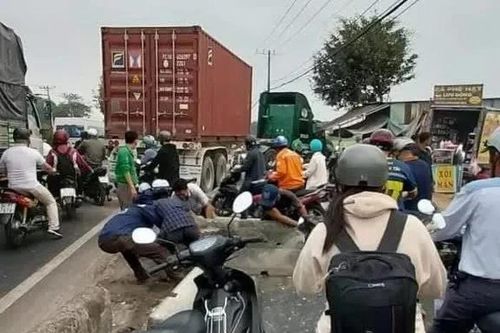 Tai nạn giao thông mới nhất 5/4/2024: xe container húc dải phân cách, tông xe máy