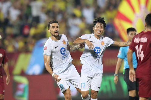Văn Lâm cùng Bình Định cản bước tiến của Nam Định, V-League càng khó lường