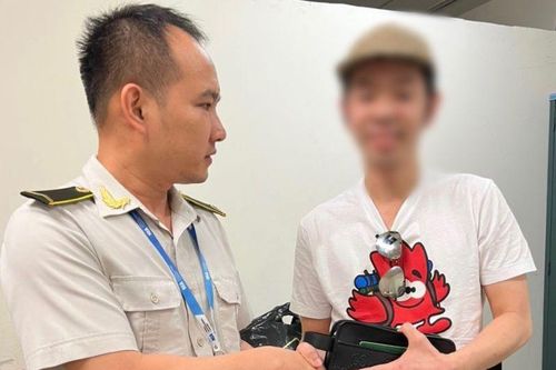 Nhân viên sân bay Nội Bài trả lại khách ví tiền hơn 8.000 euro