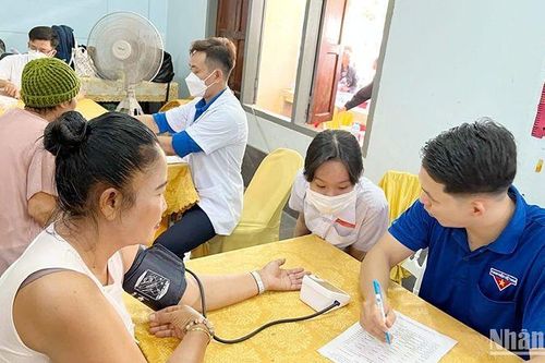 Đoàn công tác Thành phố Hồ Chí Minh khám bệnh miễn phí tại Lào