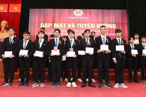 Định vị 'thương hiệu' trường chuyên - Bài 2: Học sinh giỏi Việt Nam đang làm gì?