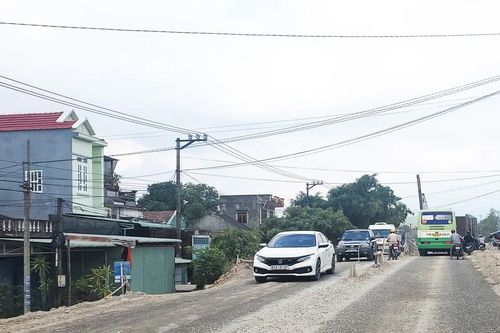 Quốc lộ biến nhà dân thành… hầm: Người dân ngăn thi công, đòi quyền lợi