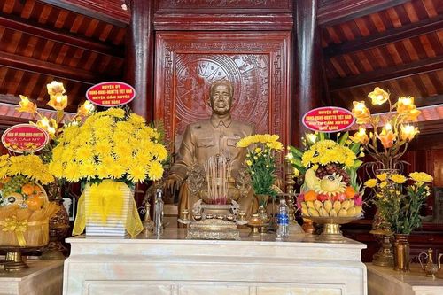 Dâng hương tại đền thờ Tổng Bí thư Lê Duẩn