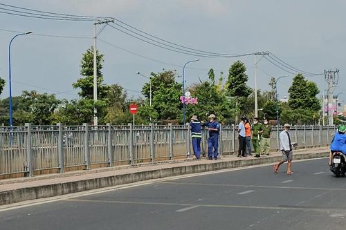Tìm thân nhân thi thể được phát hiện dưới kênh Nước Đen
