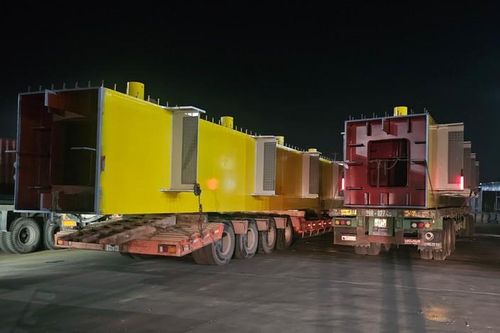 Tuýt còi nhiều xe chở hàng siêu trường, siêu trọng trên quốc lộ 1A