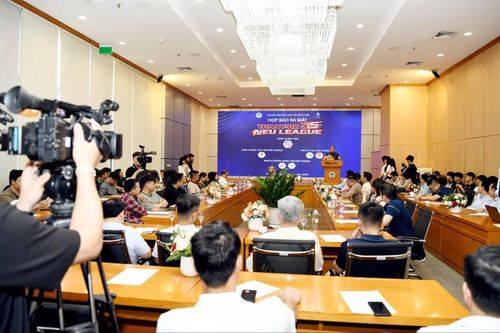 Bùi Hoàng Việt Anh góp mặt tại giải bóng đá sinh viên NEU League