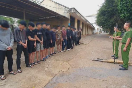 Hai nhóm thanh thiếu niên mang theo hàng chục cây dao chuẩn bị hỗn chiến