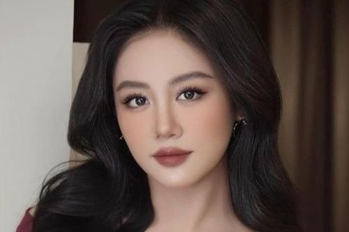 Sao Việt: Văn Mai Hương khoe nhan sắc thăng hạng, Thùy Anh đăng ảnh bên 'trai lạ'