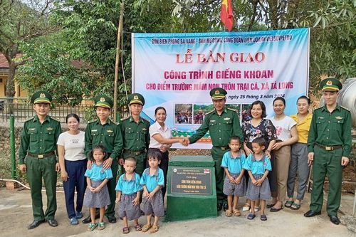 Công trình nước sạch - gắn kết tình quân dân