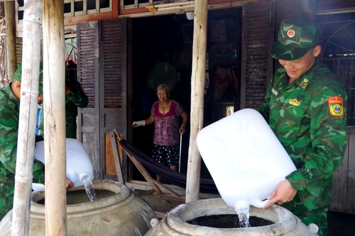 Vận chuyển nước sạch cho bà con thiếu nước sinh hoạt