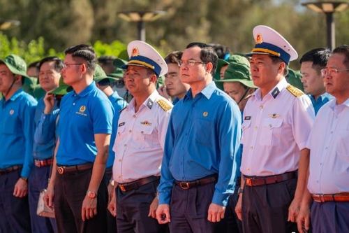 Dâng hoa, dâng hương tưởng niệm chiến sĩ Gạc Ma