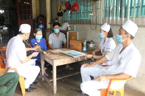 Bảo đảm tiền lương, phụ cấp, chế độ đãi ngộ cho nhân lực y tế cơ sở
